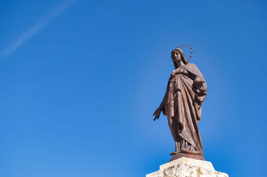 Estatua virgen María inmaculada concepción junto a la catedral de Palencia.