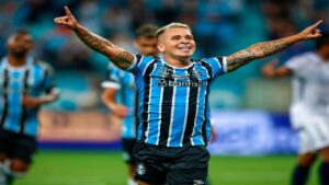Soteldo-levanta-su-primer-titulo-jugando-con-el-Gremio.jpg