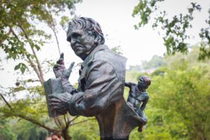 Alcaldia-de-Baruta-coloco-busto-de-Rafael-Cadenas-en-el.jpg