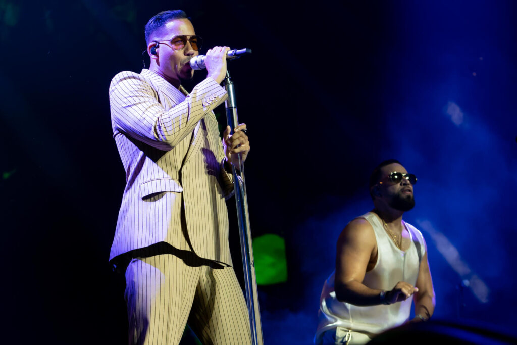 Romeo-Santos-y-Aventura-cerraron-ciclos-en-Los-Angeles.jpg