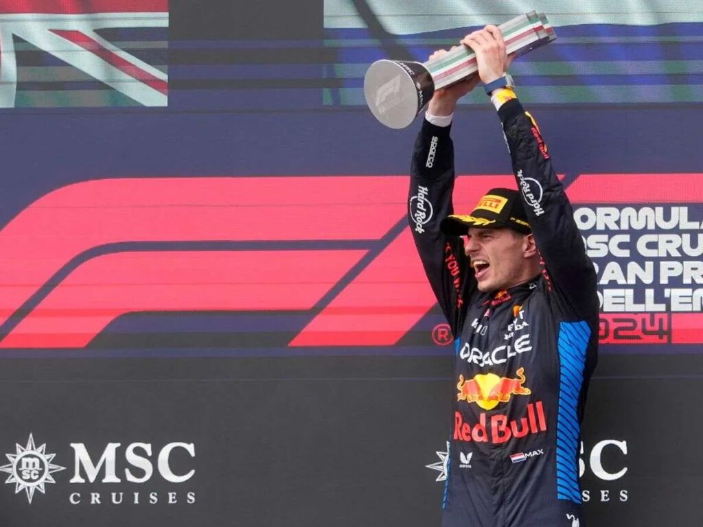 Verstappen-sufre-y-gana-en-el-GP-Emilia-Romana.jpg