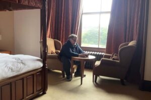 A-Guillermo-del-Toro-le-encantan-las-habitaciones-de-hotel.jpeg