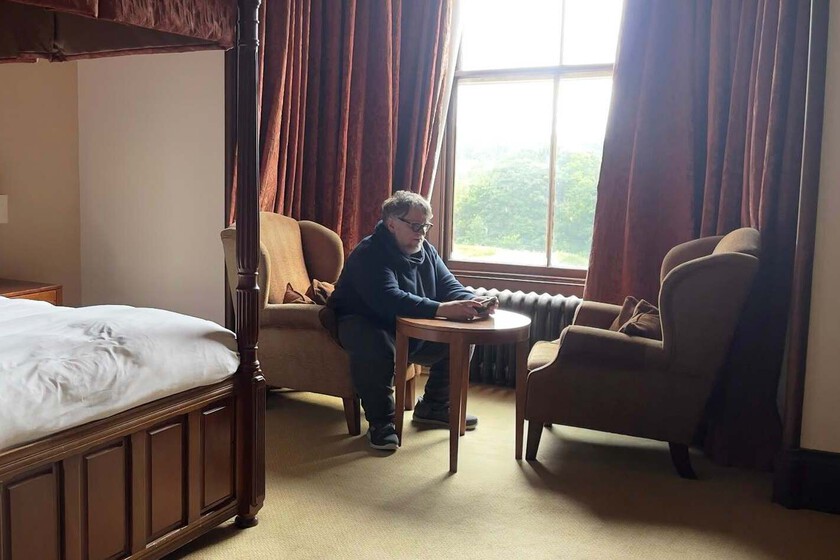 A-Guillermo-del-Toro-le-encantan-las-habitaciones-de-hotel.jpeg