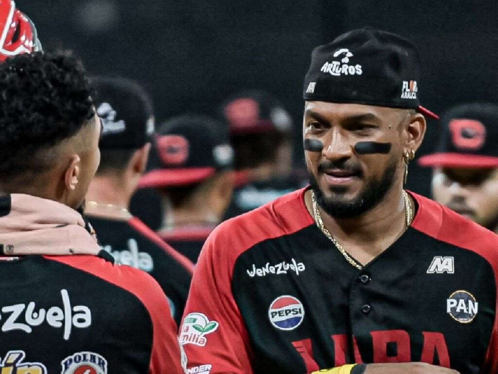 Cardenales-no-perdono-a-Tiburones-en-la-UCV.jpg