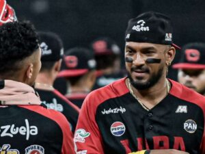 Cardenales-no-perdono-a-Tiburones-en-la-UCV.jpg