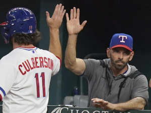 Chris-Woodward-se-une-al-staff-de-Dodgers.png