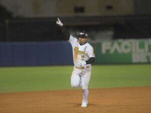 Eduardo-Escobar-rugio-mas-fuerte-en-duelo-de-felinos.jpg