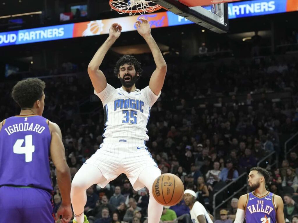 Franz-Wagner-y-el-Magic-doblegaron-a-los-Suns.jpg