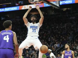 Franz-Wagner-y-el-Magic-doblegaron-a-los-Suns.jpg
