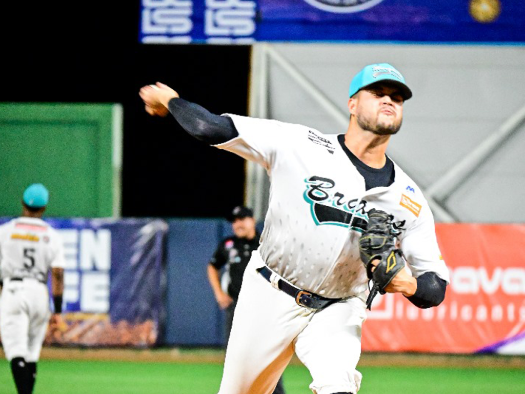 Julio-Vivas-se-muda-a-Tiburones-de-La-Guaira.png