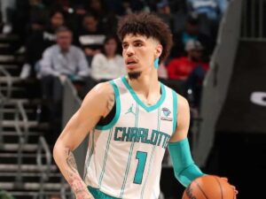 LaMelo-Ball-opaco-triple-doble-de-Antetokounmpo.jpg