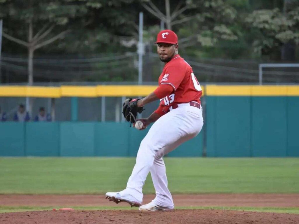 Leones-refuerza-su-bullpen-con-Aneuris-Rosario.jpg