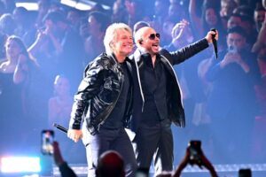 Pitbull-y-Bon-Jovi-desataron-la-fiesta-en-los-Latin.jpg