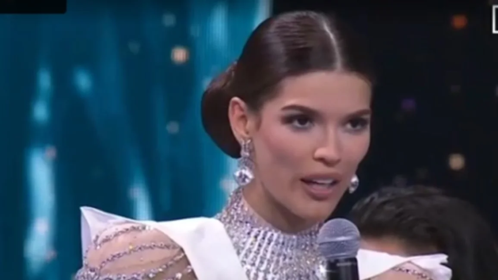 Usuarios-culpan-por-la-derrota-a-la-traductora-que-asistio.png