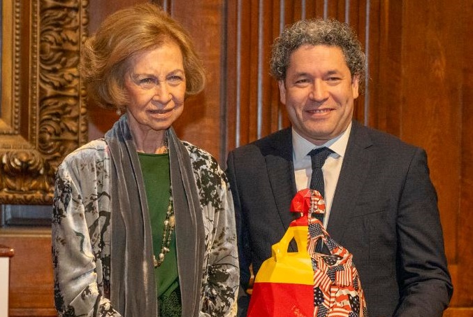 ¡ORGULLO-VENEZOLANO-Gustavo-Dudamel-recibio-de-manos-de-la-Reina.jpg