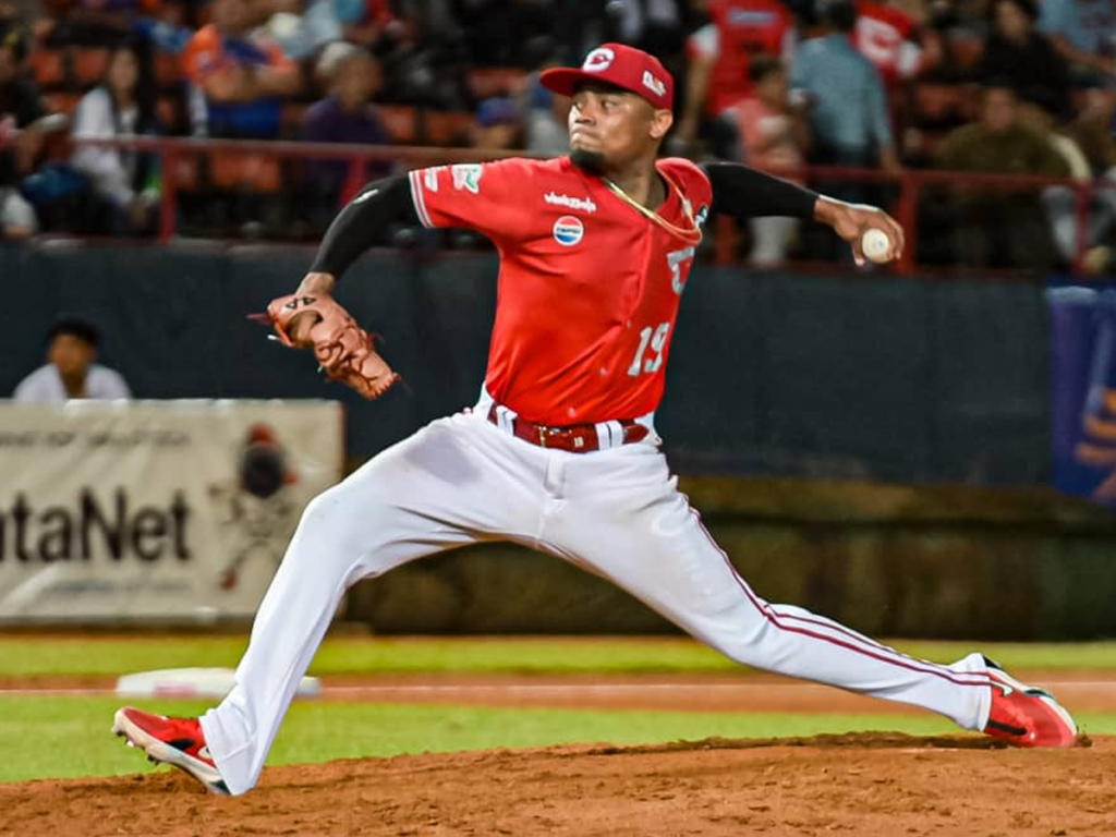 Adrian-Almeida-reverdece-como-abridor-en-Cardenales.png