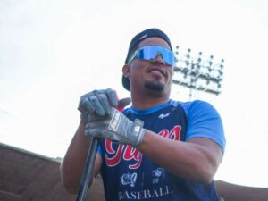 David-Rodriguez-hundio-al-pitcheo-de-Tiburones.jpg