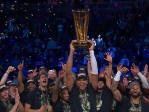 Giannis-llevo-a-Milwaukee-al-sitial-de-honor-en-la.jpg