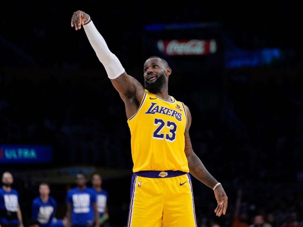 LeBron-llega-a-los-41100-e-implanta-nueva-marca.jpg