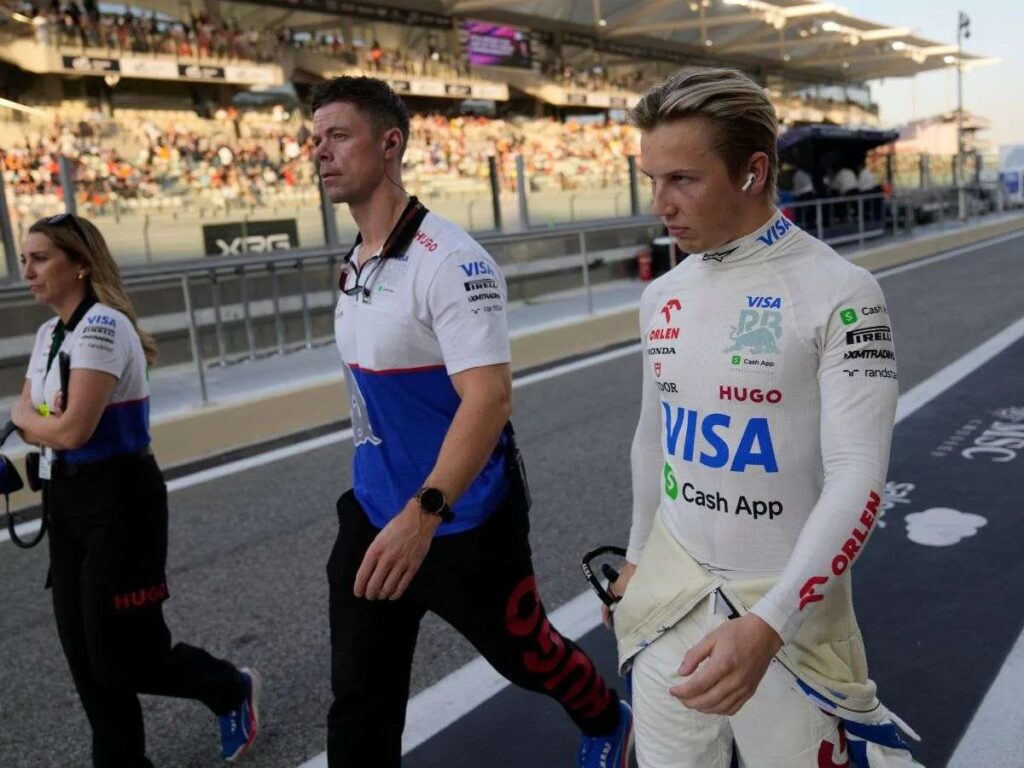 Liam-Lawson-sustituye-al-Checo-Perez-en-Red-Bull.jpg