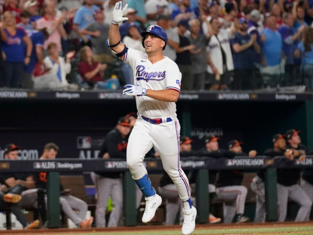 Nathaniel-Lowe-llega-los-Nacionales-via-cambio.png