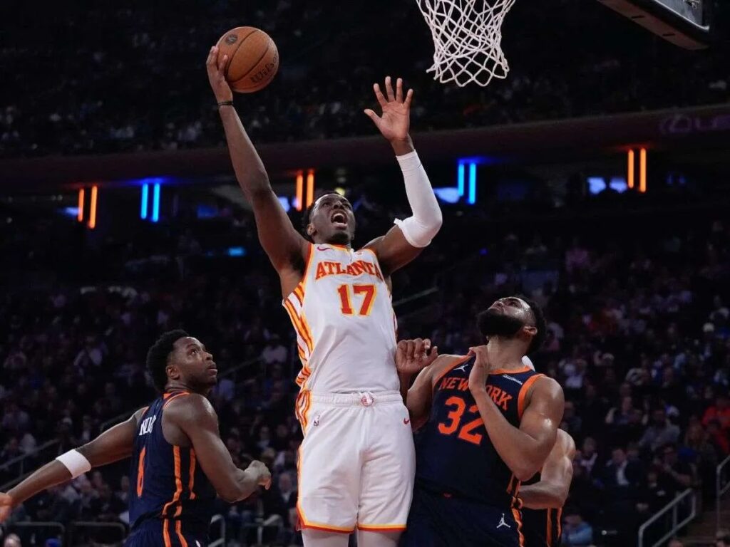 Onyeka-Okongwu-sufrio-una-lesion-en-la-rodilla.jpg