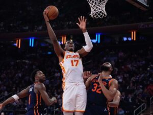 Onyeka-Okongwu-sufrio-una-lesion-en-la-rodilla.jpg