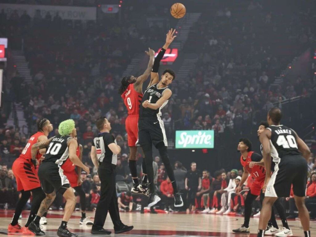 Wembayama-con-la-capa-de-heroe-ante-Portland.jpg