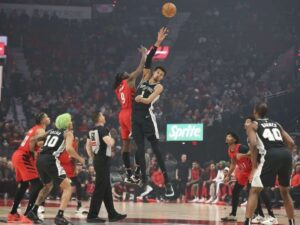 Wembayama-con-la-capa-de-heroe-ante-Portland.jpg