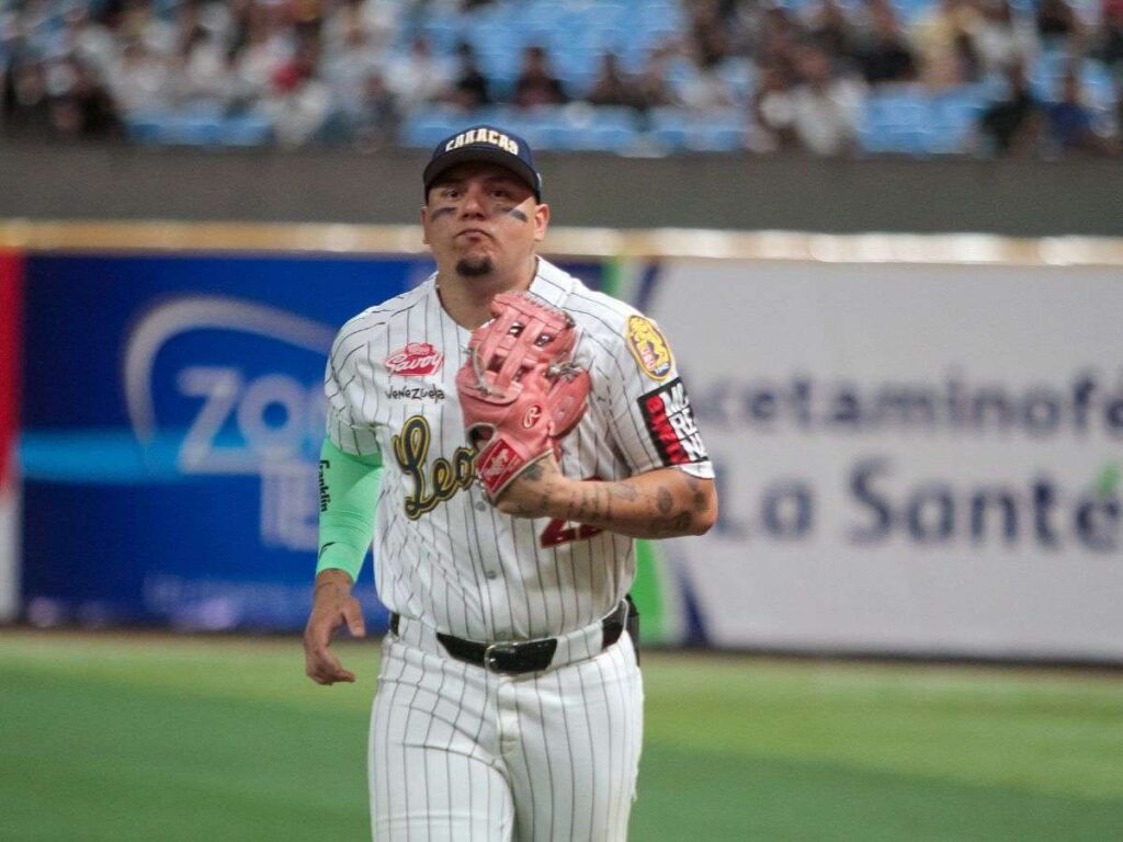 Yonathan-Daza-vapuleo-al-pitcheo-de-Tiburones.jpg