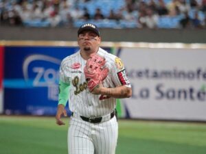 Yonathan-Daza-vapuleo-al-pitcheo-de-Tiburones.jpg