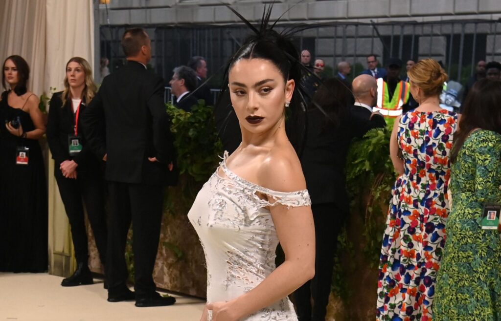 Charli-XCX-llevara-a-la-pantalla-una-pelicula-basada-en.jpg