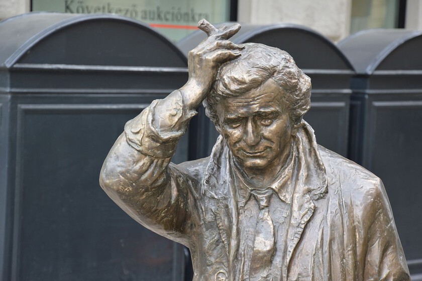 El-detective-Colombo-tiene-una-estatua-en-Budapest-por-una.jpeg