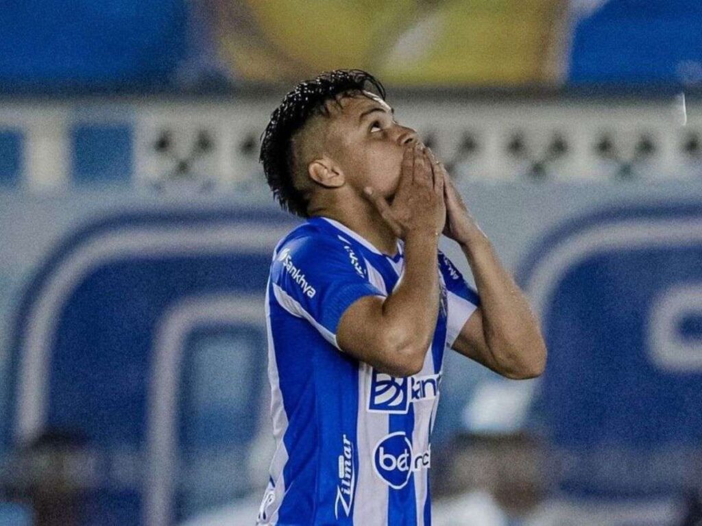 Esli-Garcia-vestira-camiseta-del-Goias-de-Brasil.jpg