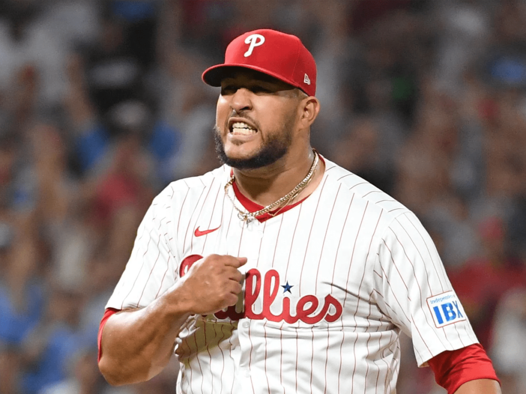 Kansas-City-refuerza-su-bullpen-con-Carlos-Estevez.png
