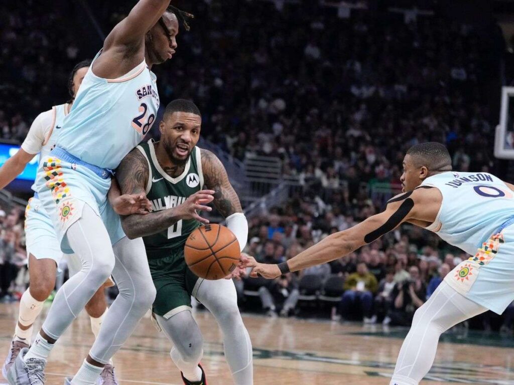 Lillard-y-Giannis-fueron-implacables-con-Bucks.jpg