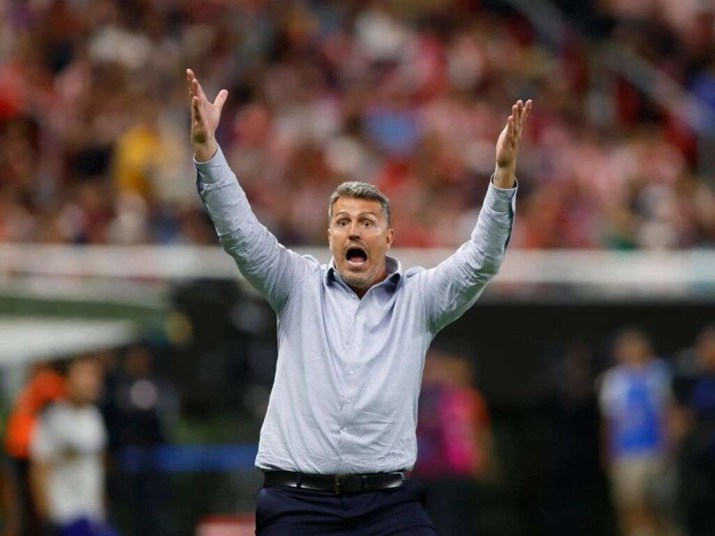 Tecnico-de-Chivas-castigado-por-patear-a-jugadores-rivales.jpg