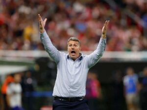 Tecnico-de-Chivas-castigado-por-patear-a-jugadores-rivales.jpg
