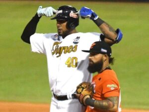 Tigres-blanquo-a-las-Aguilas-en-Maracay.jpg