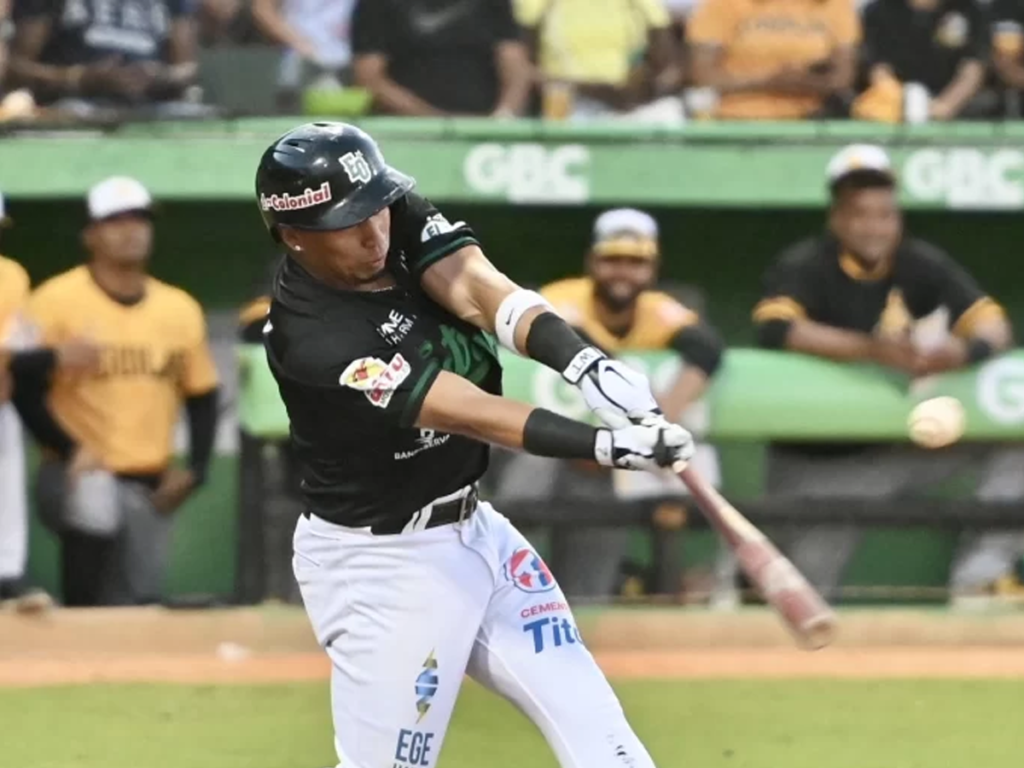 Wilfredo-Tovar-hace-eco-de-su-bateo-en-Dominicana.png
