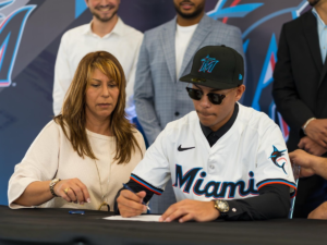¡Inicia-el-camino-Andrew-Salas-firmo-oficialmente-con-los-Marlins.png
