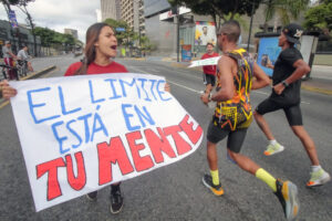 Con pancartas, gritos, música, papelón con limón… salió el venezolano a apoyar el maratón CAF 2025 (Imagen referencial - 42kilometros.com)