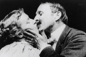 El-primer-beso-de-la-historia-del-cine-se-considero.jpeg