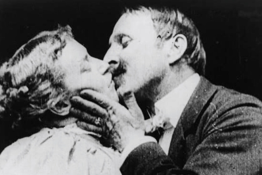 El-primer-beso-de-la-historia-del-cine-se-considero.jpeg