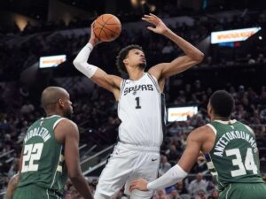Wembanyama-acaparo-los-reflectores-contra-Milwaukee.jpg