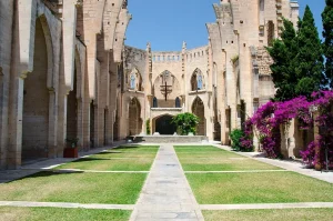 La iglesia inacabada de Son Servera (Mallorca), que acoge conciertos y otros eventos, como bodas.