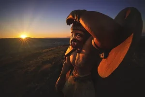 El atardecer parece sorprender a Breogan en la cima del Monte Viso (Santiago de Compostela).