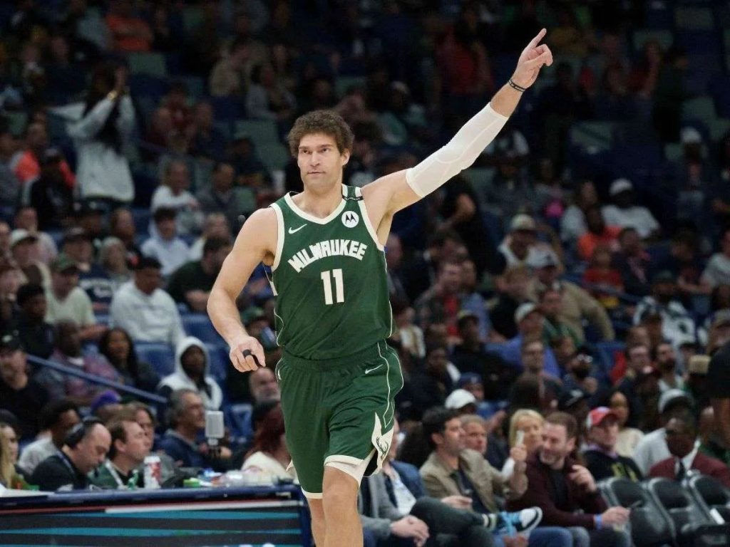 Brook-Lopez-logra-doble-doble-con-Bucks.jpg