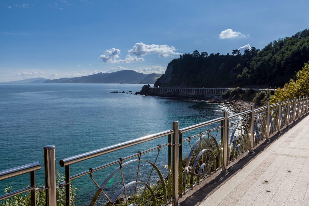 De-Getaria-a-Zarautz-andando-por-un-bonito-paseo-costero.jpeg