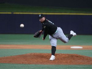 Jose-Suarez-llega-a-Magallanes-en-cambio-de-cinco-peloteros.jpg